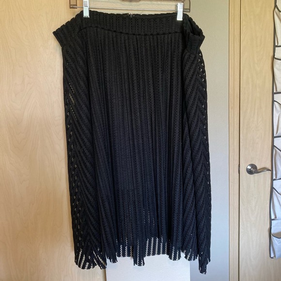 Torrid 22 Plus Size Black Full Skirt Pleated Perforated - Picture 2 of 5